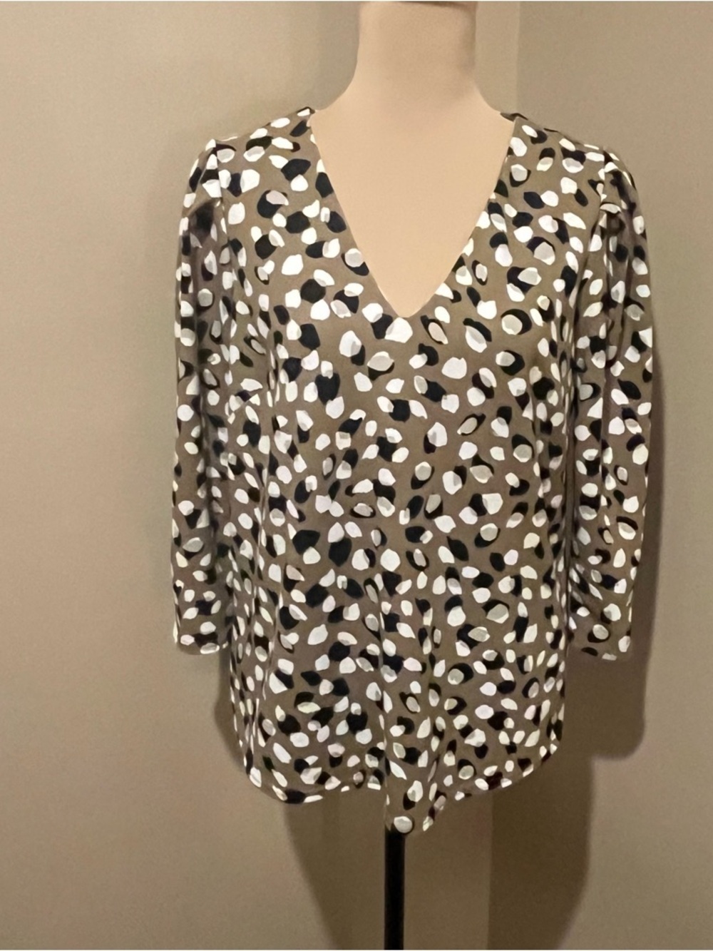 MELLODAY Tan Spot V-Neck Blouse with 3/4 Sleeves, size Large